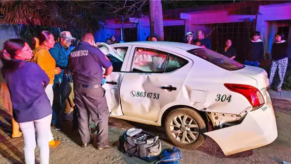 Por el impacto, ambos vehículos resultaron con daños y quedaron a media calle Por el impacto, ambos vehículos resultaron con daños y quedaron a media calle