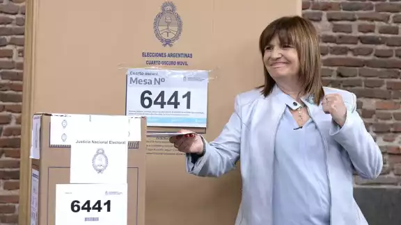 Patricia Bullrich, excandidata de la coalición opositora Juntos por el Cambio (centroderecha), apoyará a Javier Milei, a pesar de "diferencias" Patricia Bullrich, excandidata de la coalición opositora Juntos por el Cambio (centroderecha), apoyará a Javier Milei, a pesar de "diferencias"