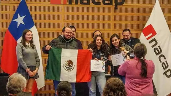 María Fernanda Miranda Villegas, Valeria Villanueva Martín y el docente José Manuel de la Cruz Bolio fueron los reconocidos