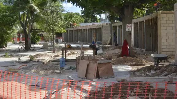 Vendedores de alimentos lamentan la pérdida de la temporada alta y culpan lo arbitrario de la obra. Vendedores de alimentos lamentan la pérdida de la temporada alta y culpan lo arbitrario de la obra.