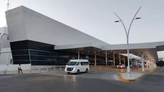 Uber podría comenzar a operar en el aeropuerto de Mérida con el acuerdo que se desarrolla por la Secretaría de Transportes Uber podría comenzar a operar en el aeropuerto de Mérida con el acuerdo que se desarrolla por la Secretaría de Transportes