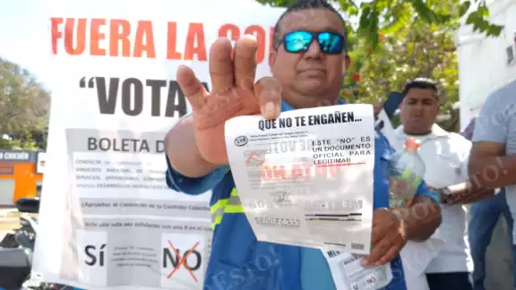 Los manifestantes exigen poner una comisión de empleados que vigile las votaciones del sindicato perteneciente a la COR Los manifestantes exigen poner una comisión de empleados que vigile las votaciones del sindicato perteneciente a la COR