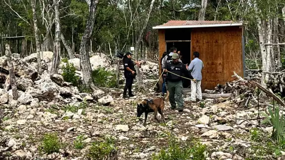 Residentes mencionaron que la zona se encuentra bajo la influencia de presuntos criminales, que usaban una casa precariamente construida, ahora abandonada. Residentes mencionaron que la zona se encuentra bajo la influencia de presuntos criminales, que usaban una casa precariamente construida, ahora abandonada.