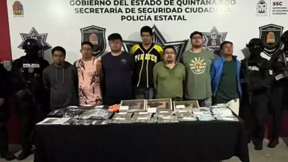 Llevaban a cabo una transacción de drogas en la vía pública. Llevaban a cabo una transacción de drogas en la vía pública.