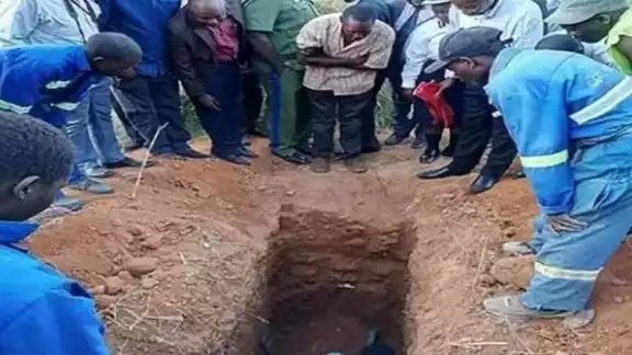James Sakara pidió a su congregación que lo enterraran vivo y aseguro que volvería a la vida en tres días; sin embargo, su promesa no pudo cumplirse James Sakara pidió a su congregación que lo enterraran vivo y aseguro que volvería a la vida en tres días; sin embargo, su promesa no pudo cumplirse