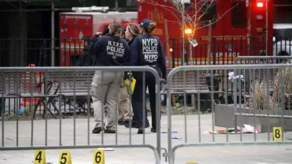 Muere el hombre que se prendió fuego frente al juicio por dinero secreto de Donald Trump en Manhattan, Nueva York