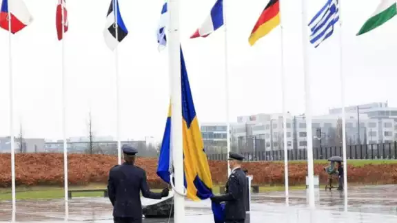 La bandera de Suecia se izó en la sede de la OTAN tras su ingreso en la alianza La bandera de Suecia se izó en la sede de la OTAN tras su ingreso en la alianza