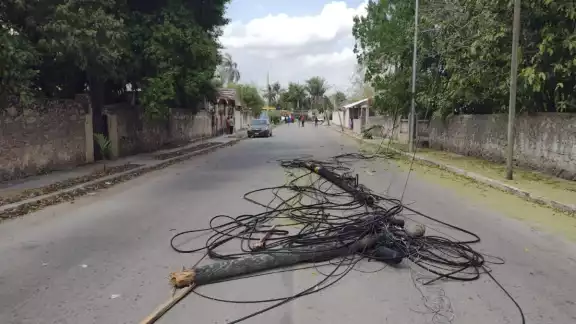 Al sitio arribaron elementos de la Dirección de Protección Civil, quienes se encargaron de cerrar las calles para evitar que algún vehículo cruce por la zona, Al sitio arribaron elementos de la Dirección de Protección Civil, quienes se encargaron de cerrar las calles para evitar que algún vehículo cruce por la zona,