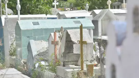 Ana paty peralta tiene descuidados los cementerios de cCancún Ana paty peralta tiene descuidados los cementerios de cCancún