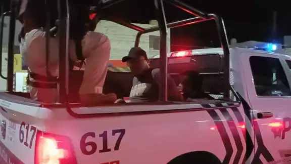 Los ocupantes del automóvil tenían en su poder un arma cargada calibre 9 milímetros Los ocupantes del automóvil tenían en su poder un arma cargada calibre 9 milímetros
