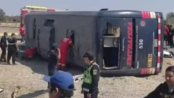 Accidente de autobús en Perú deja al menos 10 muertos