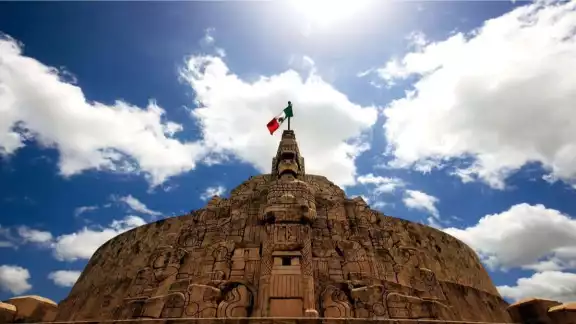 En el reportaje se menciona al Paseo de Montejo como uno de los mejores lugares de Mérida