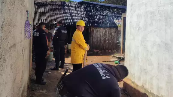 Al sitio arribaron policías municipales quienes pidieron el apoyo de los elementos de Protección Civil Al sitio arribaron policías municipales quienes pidieron el apoyo de los elementos de Protección Civil