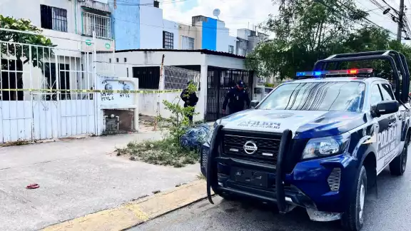 Al lugar llegaron elementos de la Policía de Quintana Roo para salvar al hombre Al lugar llegaron elementos de la Policía de Quintana Roo para salvar al hombre