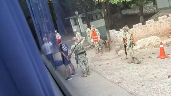 Los dos hombres fueron detenidos por el Ejército Mexicano