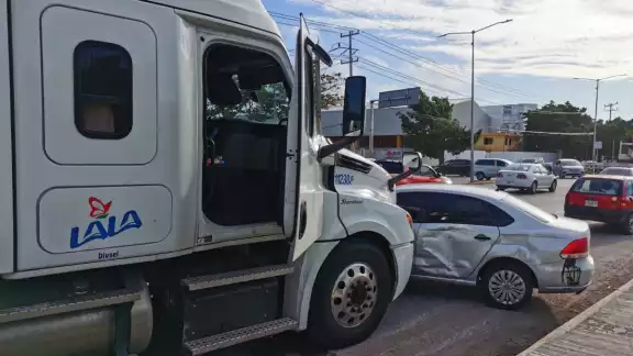La mujer se cambió de carril sin la debida precaución La mujer se cambió de carril sin la debida precaución