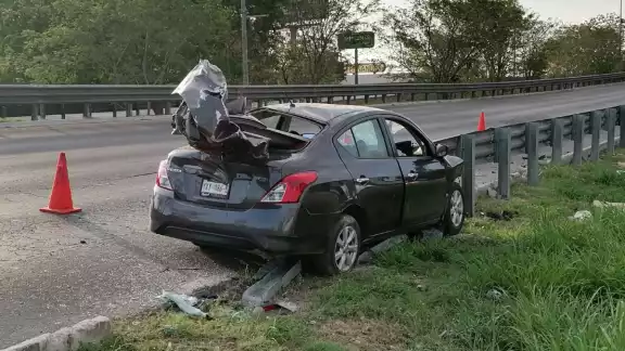 El auto presentó graves daños materiales El auto presentó graves daños materiales