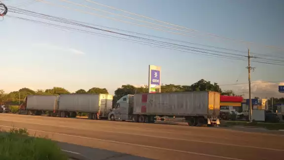 El conductor mencionó que es lamentable que no haya elementos de seguridad o tránsito en esta zona El conductor mencionó que es lamentable que no haya elementos de seguridad o tránsito en esta zona
