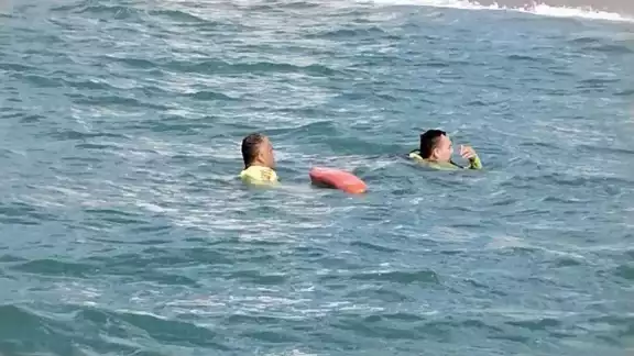 Elementos de Protección Civil de Jalisco lograron rescatar a una persona que estaba siendo tragada por el mar en la Playa Camarones de Puerto Vallarta mientras otra sigue desaparecida Elementos de Protección Civil de Jalisco lograron rescatar a una persona que estaba siendo tragada por el mar en la Playa Camarones de Puerto Vallarta mientras otra sigue desaparecida