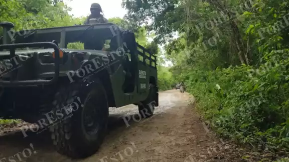 Se puede observar un convoy de unidades oficiales que realizan la búsqueda de este hombre