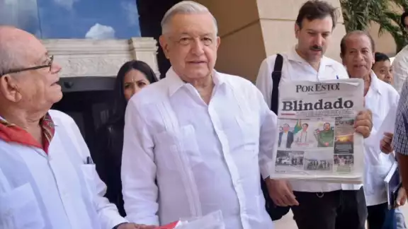 AMLO inicia su domingo se supervisión con el ejemplar del POR ESTO! del día AMLO inicia su domingo se supervisión con el ejemplar del POR ESTO! del día