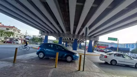 Las estructuras tienen grietas, en algunas zonas hay basura y la hierba que sigue creciendo