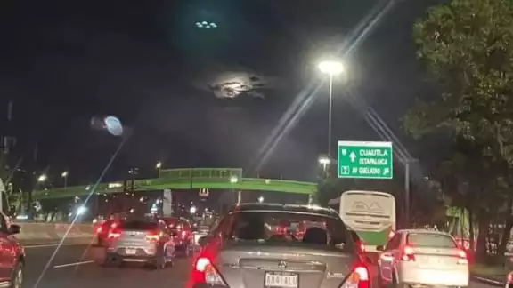 Muchas personas que se trata del reflejo de una lámpara