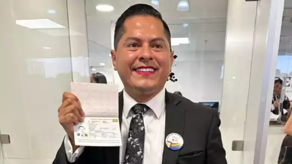 Ociel Baena recibió el primer pasaporte No Binario de México Ociel Baena recibió el primer pasaporte No Binario de México
