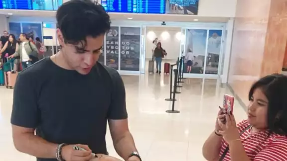 Aaron Mercury firmó autógrafos y se tomó fotografías Aaron Mercury firmó autógrafos y se tomó fotografías