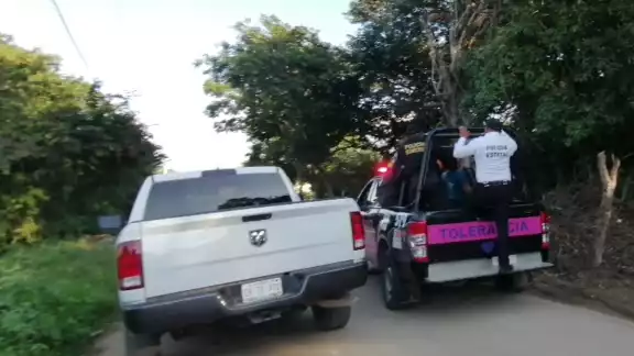 Los policías no llegaron hasta las 6 de la mañana, ya que se encontraban cuidando varias fiestas del pueblo Los policías no llegaron hasta las 6 de la mañana, ya que se encontraban cuidando varias fiestas del pueblo