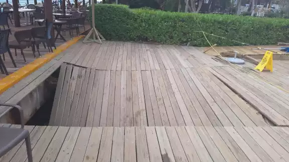 El piso de madera del parque Dolphin Discovery de Isla Mujeres se desplomó, haciendo que cayeran alrededor de ocho personas El piso de madera del parque Dolphin Discovery de Isla Mujeres se desplomó, haciendo que cayeran alrededor de ocho personas