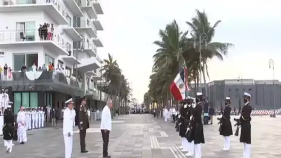 El presidente Andrés Manuel López Obrador y su esposa Beatriz Gutiérrez Müller encabezan un evento en la ciudad de Veracruz, por los 200 años de la Armada en México
El presidente Andrés Manuel López Obrador y su esposa Beatriz Gutiérrez Müller encabezan un evento en la ciudad de Veracruz, por los 200 años de la Armada en México