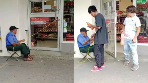 Unos niños incluso le dieron propina al abuelito Unos niños incluso le dieron propina al abuelito