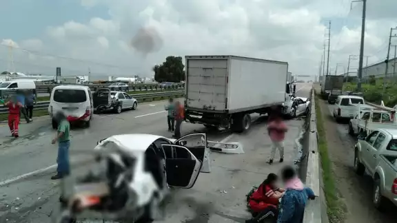 En el incidente estuvieron involucrados autos particulares y un camión de carga. Además, el percance provocó carga vehicular en dirección a la Ciudad de México En el incidente estuvieron involucrados autos particulares y un camión de carga. Además, el percance provocó carga vehicular en dirección a la Ciudad de México