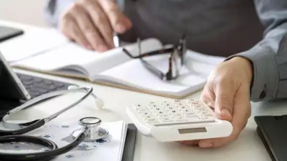 Para que los gastos médicos sean deducibles, deben estar amparados por facturas electrónicas emitidas por profesionales certificados