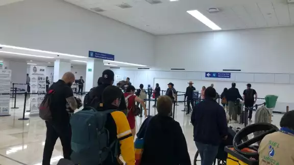 Los primeros vuelos en despegar fueron hacia Monterrey y la Ciudad de México