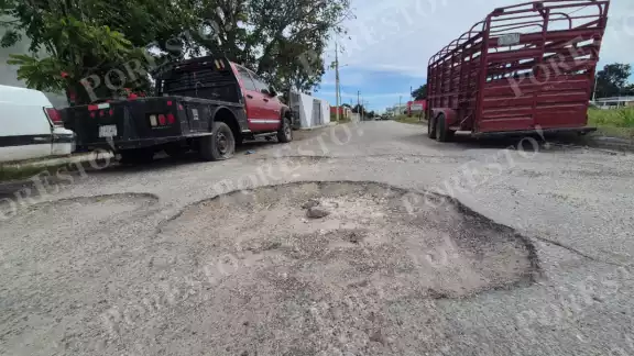 Conductores piden reparación de calles en Champotón ante riesgo de accidentes