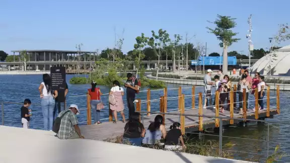 Meridanos disfrutan su domingo en La Plancha Meridanos disfrutan su domingo en La Plancha