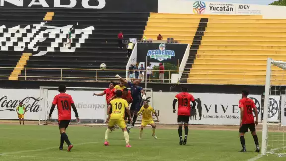 El juego fue presenciado por cerca de dos mil personas El juego fue presenciado por cerca de dos mil personas
