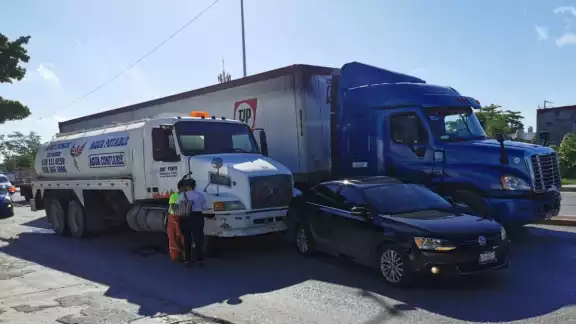 Los vehículos quedaron atravesados en la carretera impidiendo de paso de los que transitaban Los vehículos quedaron atravesados en la carretera impidiendo de paso de los que transitaban
