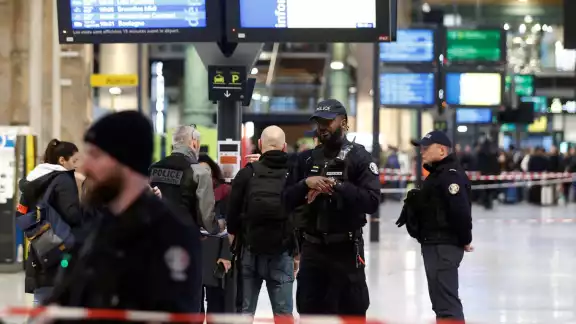 Un hombre de identidad desconocida atacó con un arma blanca a personas en una estación de tren en París Un hombre de identidad desconocida atacó con un arma blanca a personas en una estación de tren en París