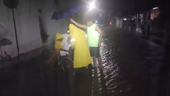 Los propietarios comenzaron a buscar la manera de salvaguardar sus pertenencias y evitar daños mayores