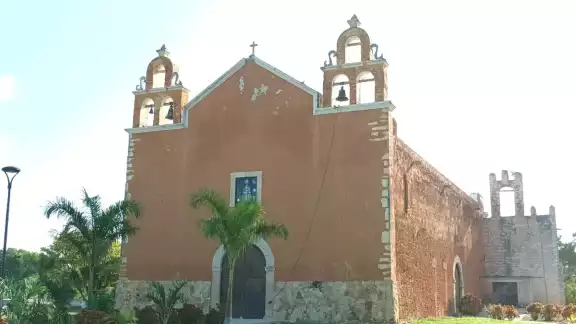 Algo que ha sobresalido en el lugar es que en el pasillo y en los alrededores del atrio se han colocado palmas para que decoren el lugar y lo llenen de sombra