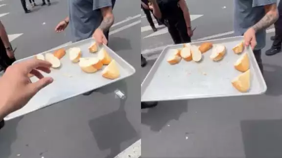 El hombre regañó pedazos de bolillo a las personas en CDMX El hombre regañó pedazos de bolillo a las personas en CDMX