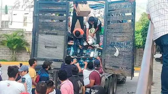 La UNAM envió un nuevo cargamente con 60 toneladas de ayuda para los daminifcados por el Huracán Otis en Acapulco y ya suman 142 toneladas enviadas por la máxima casa de estudios La UNAM envió un nuevo cargamente con 60 toneladas de ayuda para los daminifcados por el Huracán Otis en Acapulco y ya suman 142 toneladas enviadas por la máxima casa de estudios