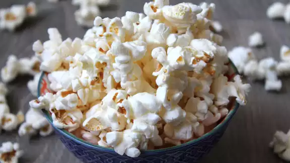 Pequeño vende palomitas para ayudar a su familia Pequeño vende palomitas para ayudar a su familia