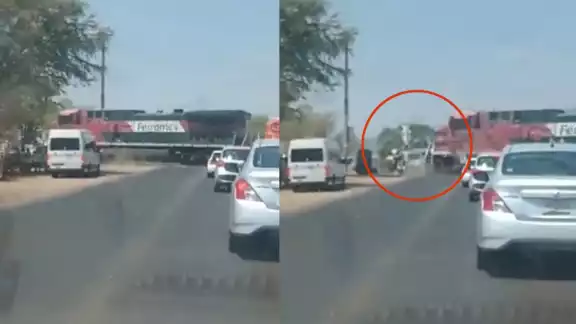 Según se informó, el conductor del taxi dormitó sobre la riel del tren Según se informó, el conductor del taxi dormitó sobre la riel del tren