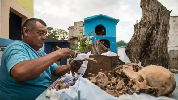 Previo y durante el Día de Muertos, en Pomuch se lleva a cabo la limpia de huesos