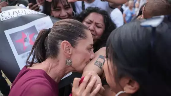 La simpatizante terminó al borde del llanto por el beso de Claudia Sheinbaum La simpatizante terminó al borde del llanto por el beso de Claudia Sheinbaum