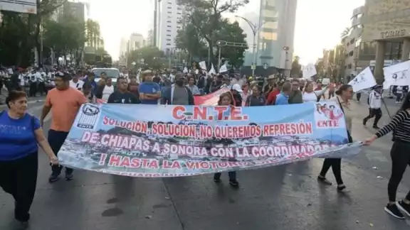 El Presidente de México evaluó que la reunión con integrantes de la CNTE ha sido muy buena, al punto de que a seis meses de concluir su administración, no han realizado ningún paro. El Presidente de México evaluó que la reunión con integrantes de la CNTE ha sido muy buena, al punto de que a seis meses de concluir su administración, no han realizado ningún paro.